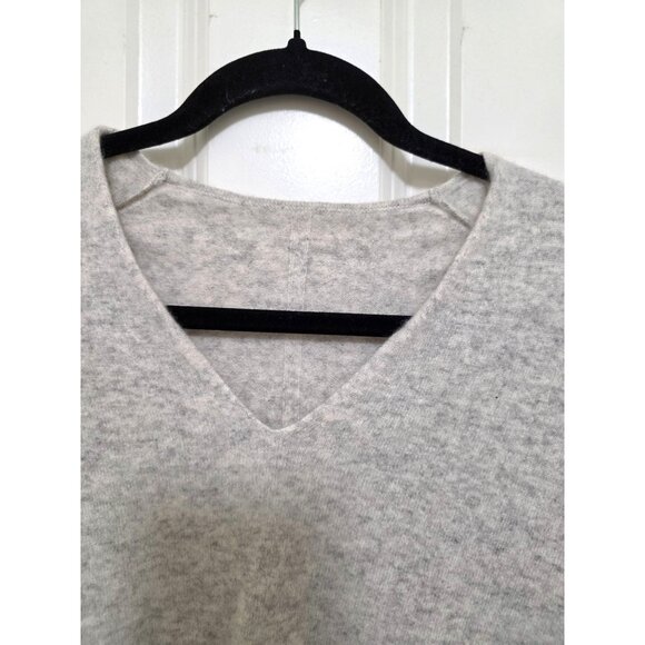 Aritzia The Group Babaton Women's V-Neck Soft Gray Sweater Long Sleeve 100% Cash - Picture 6 of 9